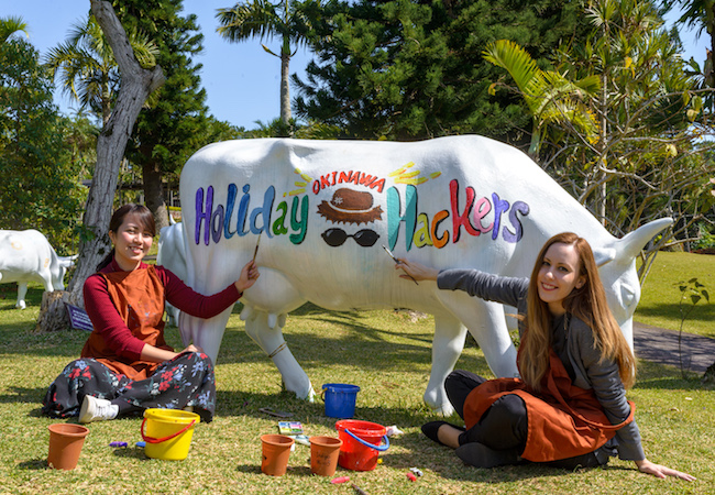 子連れ沖縄旅の方必見！観光スポットで楽しむ話題の「カウ・アート」を