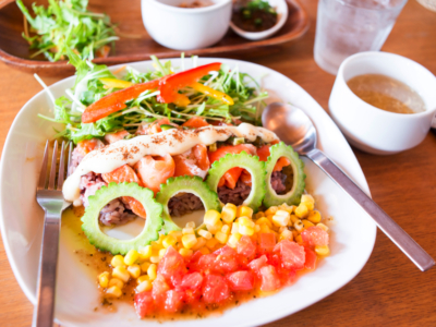 【観光スポット】石垣島のオーシャンビューを楽しめるカフェ「島野菜カフェ・リハロウビーチ」