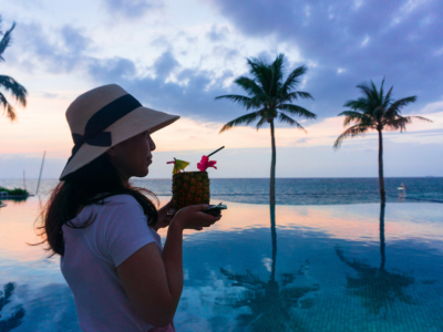 綺麗なサンセットも楽しめる!沖縄リゾートで楽しむナイトプール