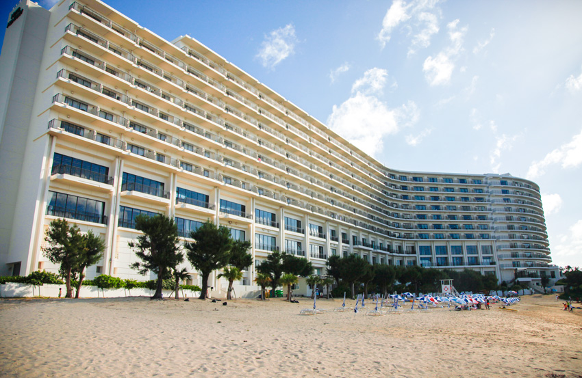 憧れのリゾートステイを一緒にやっちゃえば 人気リゾートホテルに隣接する天然ビーチ Okinawaholidayhackers