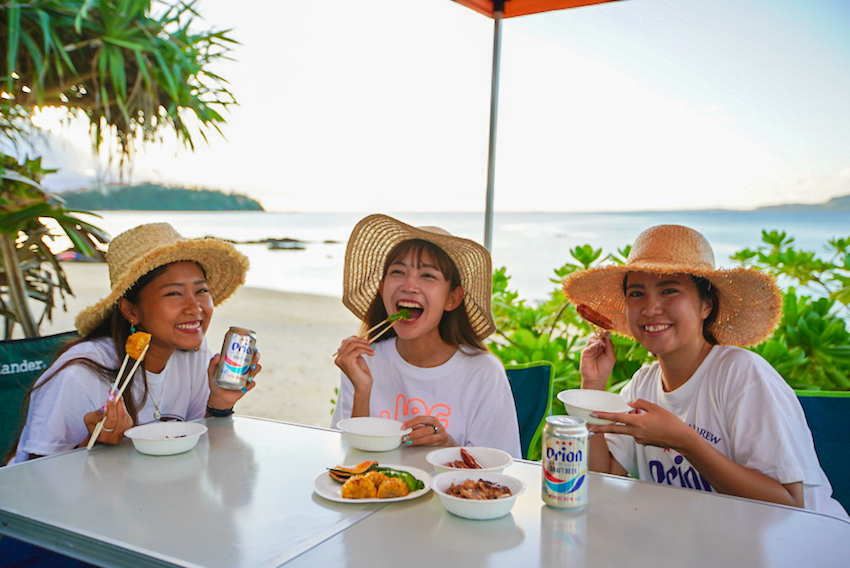 沖縄県民が大好きなビーチパーティー 旅行でも気軽に体験してみない Okinawaholidayhackers
