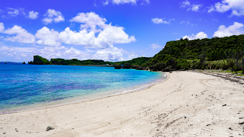 穴場ビーチはココだ のんびり夏のビーチが楽しめる ムルク浜ビーチ Okinawaholidayhackers