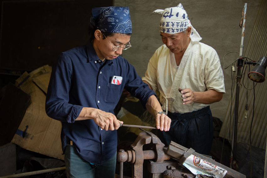 観光スポット】沖縄唯一の日本刀鍛冶職人と作る「琉球ナイフ」！世界に