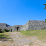 【観光スポット】城壁の曲線が美しい！城壁にも登れる座喜味城跡を観にいこう