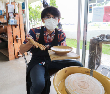 【観光体験】陶芸工房てぃーだで職人さんに教わりながらオリジナルのやちむん作り!
