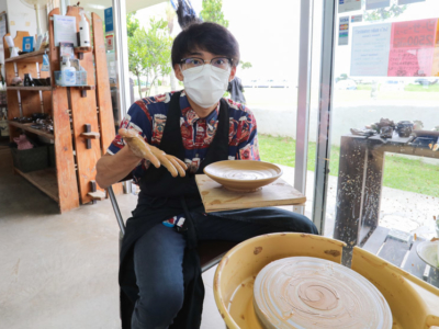 【観光体験】陶芸工房てぃーだで職人さんに教わりながらオリジナルのやちむん作り!