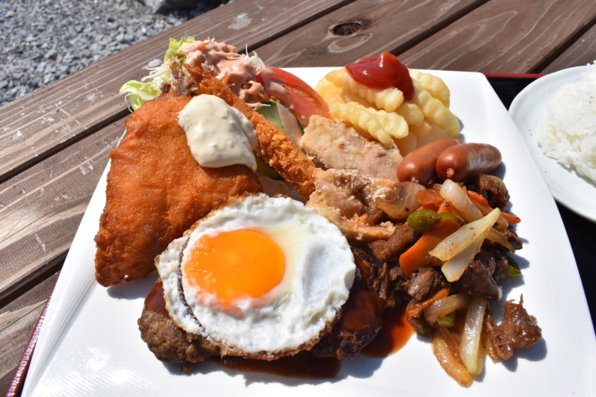 沖縄にある絶景が望めるガッツリ系カフェ カフェ レストラン Hikari Okinawaholidayhackers