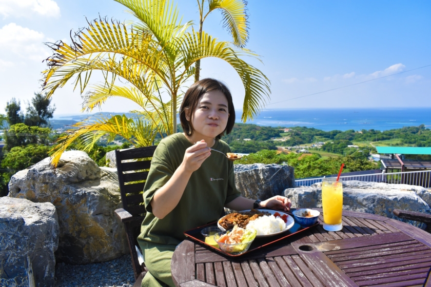 沖縄にある絶景が望めるガッツリ系カフェ カフェ レストラン Hikari Okinawaholidayhackers